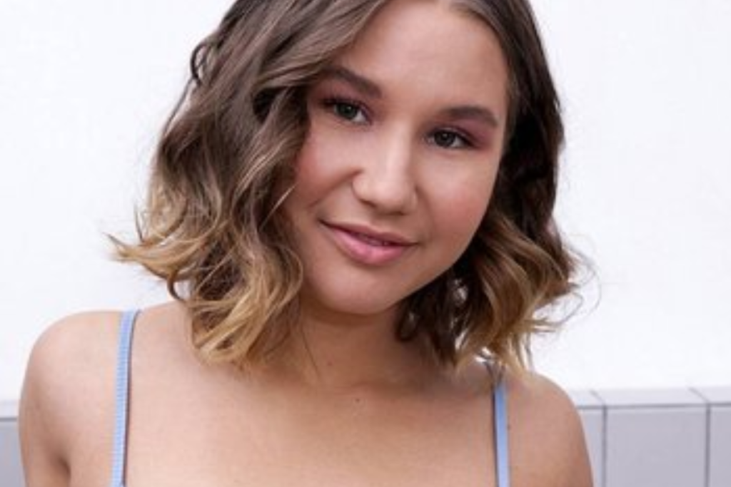 Amalia Davis Age , Career, Family, Net Worth, Height Bio 2024.